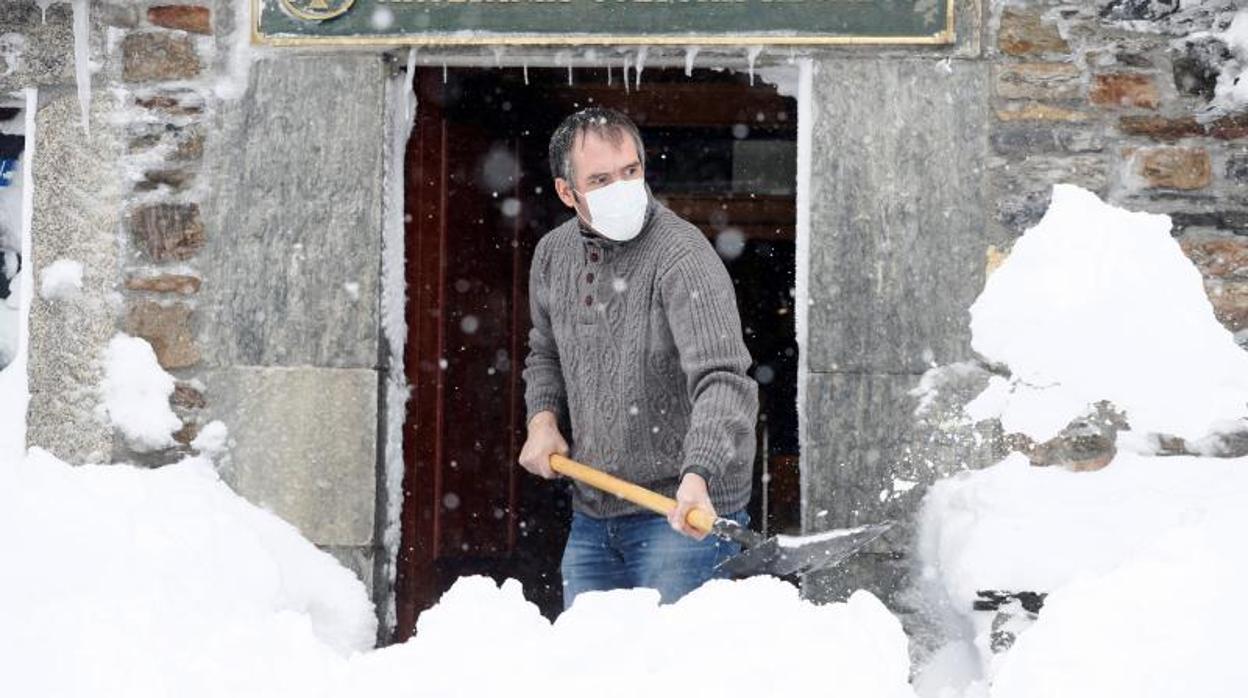 Un hombre retira nieve de la entrada de su casa en O Cebreiro (Lugo), este martes