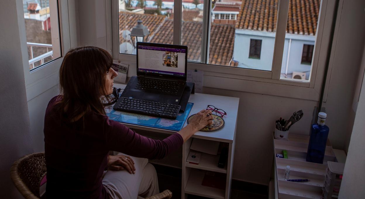 Una mujer encerrada en casa durante el confinamiento