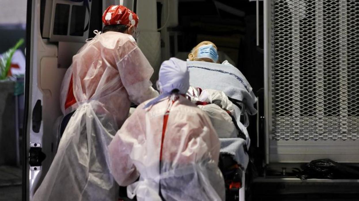 Personal sanitario durante el traslado de un paciente de Covid en Zaragoza