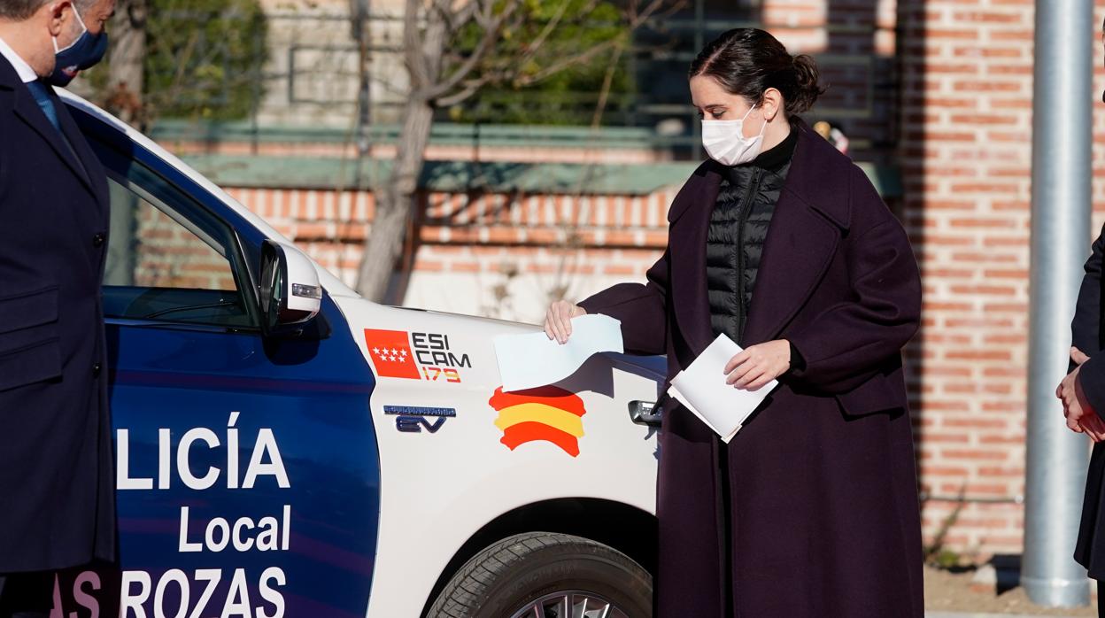 Las estrellas de la Comunidad de Madrid y la bandera nacional están en los nuevos coches policiales, según ha descubierto Isabel Díaz Ayuso