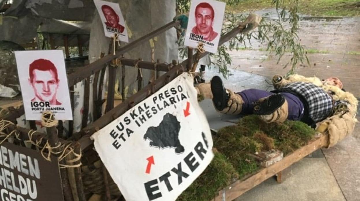 Fotografías de presos de ETA colgadas junto a la figura del Olentzero en Lesaca, Navarra