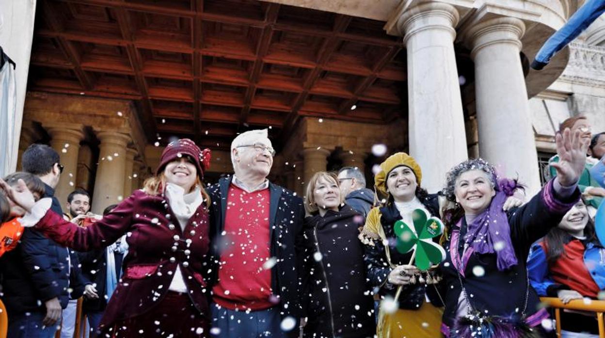 Imagen de archivo del alcalde de Valencia, Joan Ribó, junto a las «Magas Republicanas» en la cabalgata de 2018