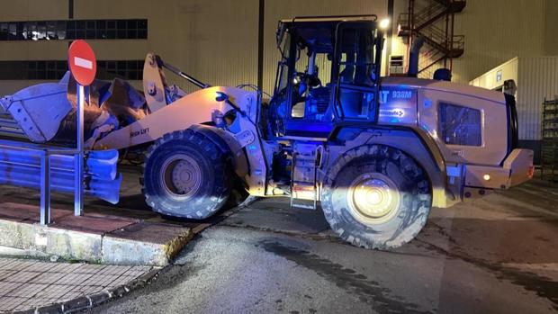 Un exempleado roba una excavadora y destroza medio centenar de furgonetas en la planta de Mercedes de Vitoria