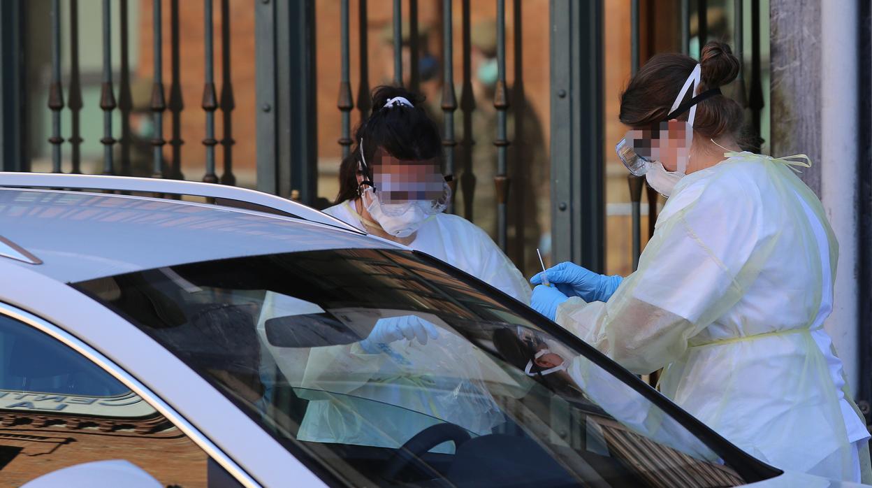 Personal sanitario realiza pruebas de Covid en Palencia en una imagen de archivo