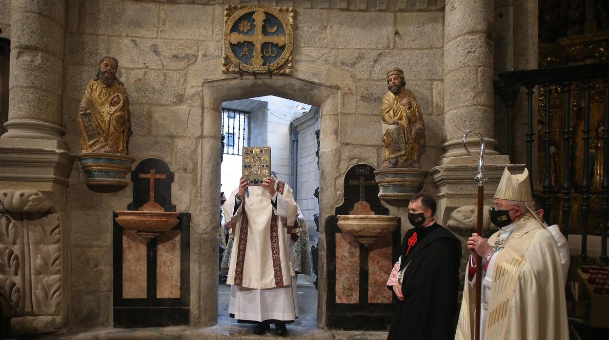 Momento de la apertura de la Puerta Santa de la Catedral