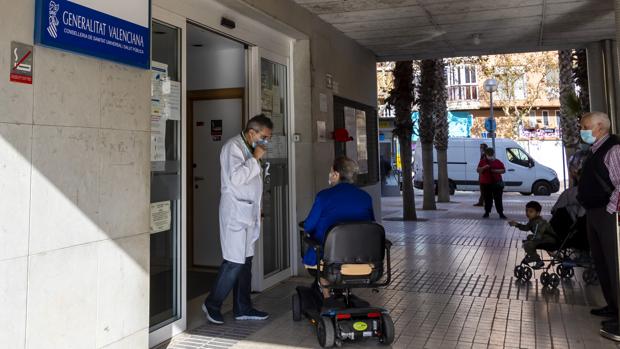 Los médicos de Atención Primaria exigen restricciones más duras en Valencia: «El colapso ya existe y va a más»