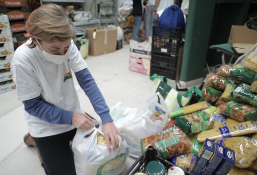 Una voluntaria organiza la comida en el almacén de Pick-Up