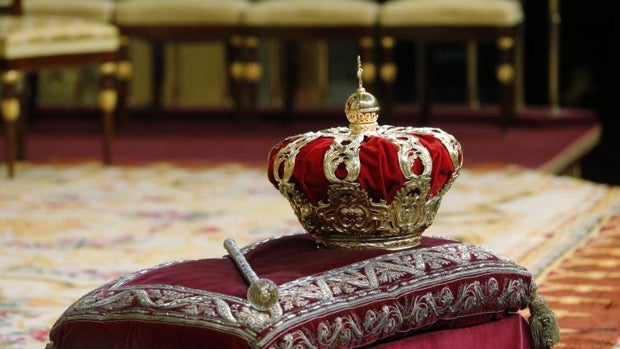 El Gobierno provoca un debate sobre la Monarquía con la excusa de protegerla