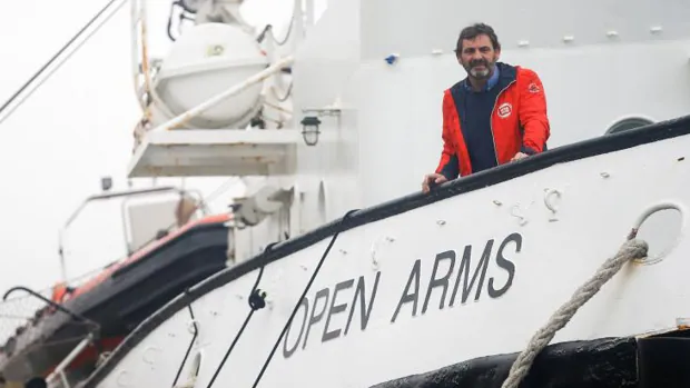El Open Arms rescata en aguas del Mediterráneo una patera a la deriva con un centenar de inmigrantes