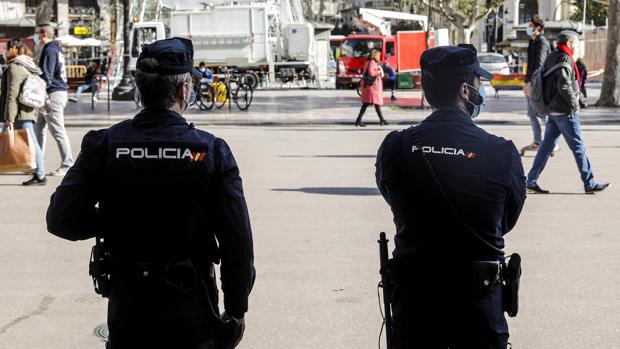 Dos hombres apalean a otro para robarle la cartera en Valencia