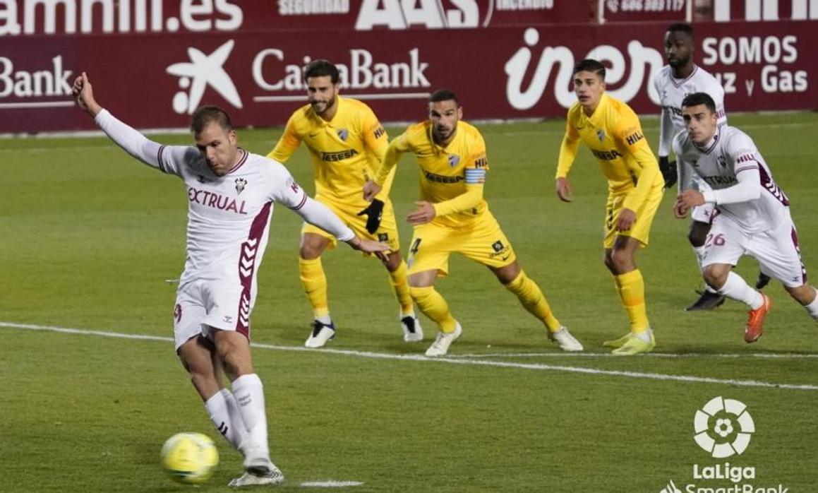 Alfredo Ortuño, en el momento de ejecutar el penalti que significó el empate a uno