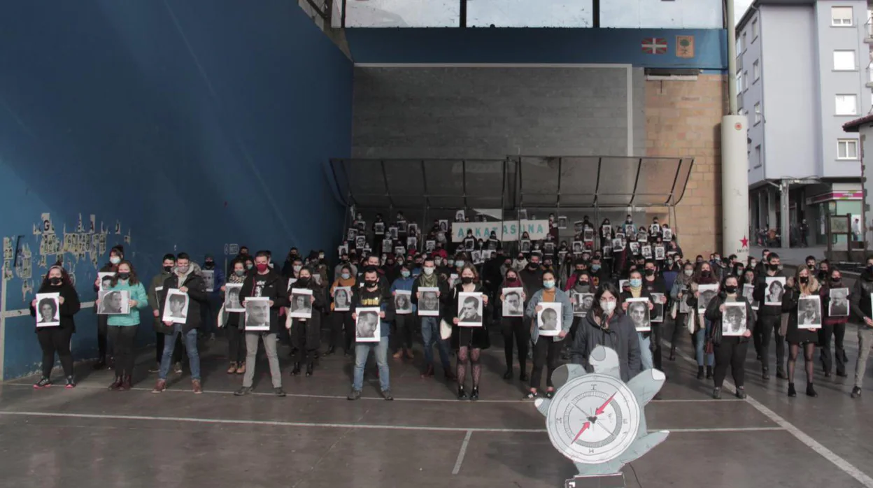 Cientos de jóvenes se «solidarizan» con los etarras presos