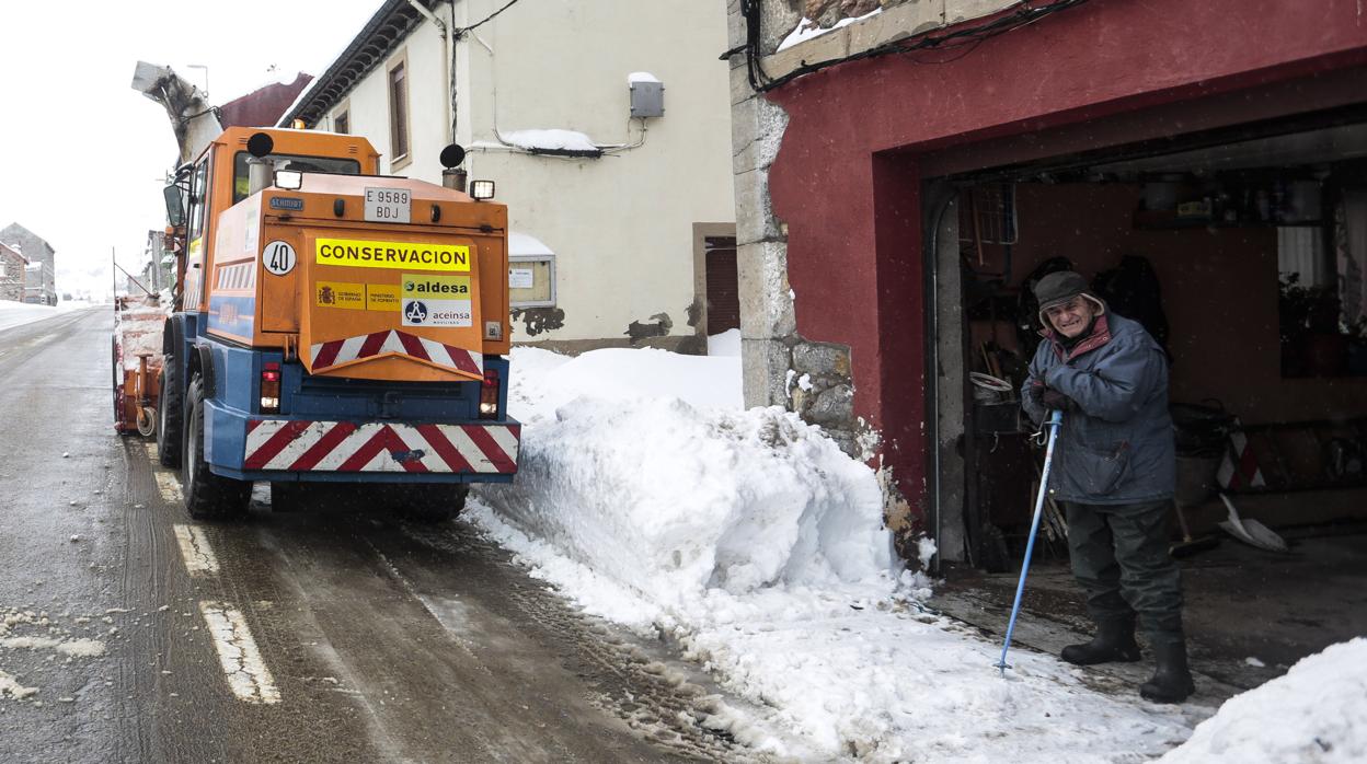 Máquina trabajando para retirar la nieve en el puerto de Pajares (León)