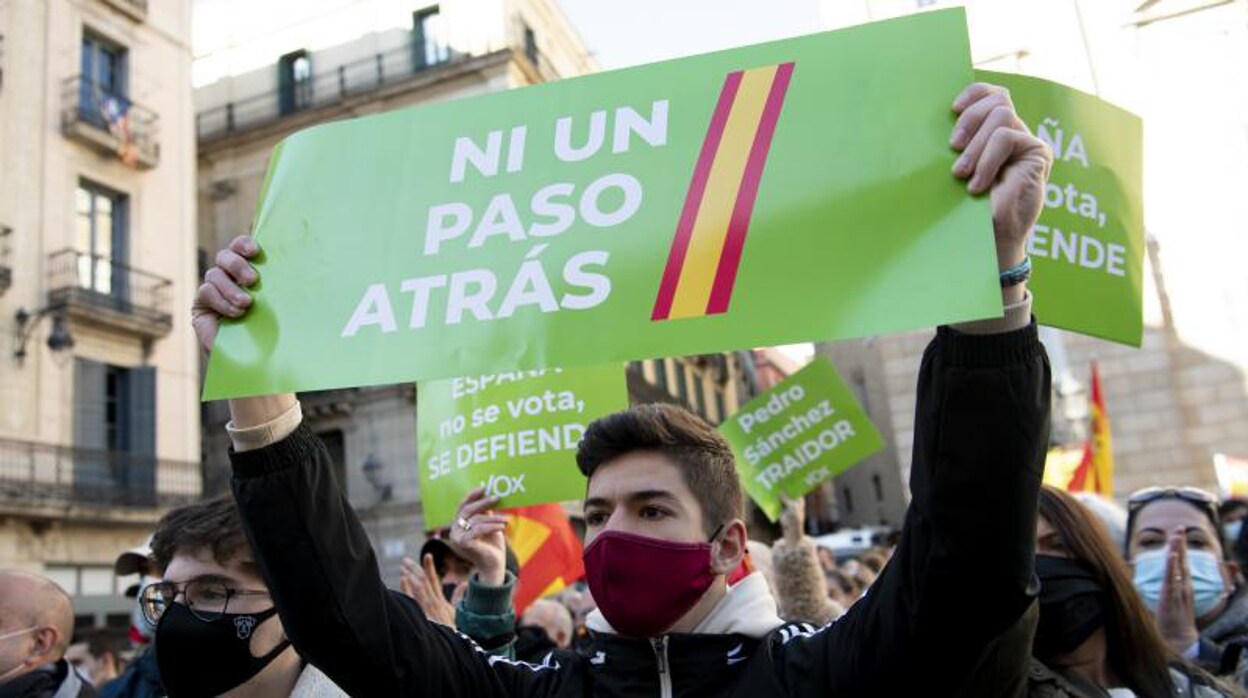 Un asiste a un acto de Abascal en Barcelona el pasado mes de diciembre