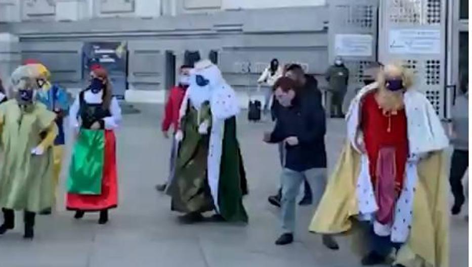 Almeida baila el «Jerusalema» con los Reyes Magos y les pide “crema bronceadora” para Villacís