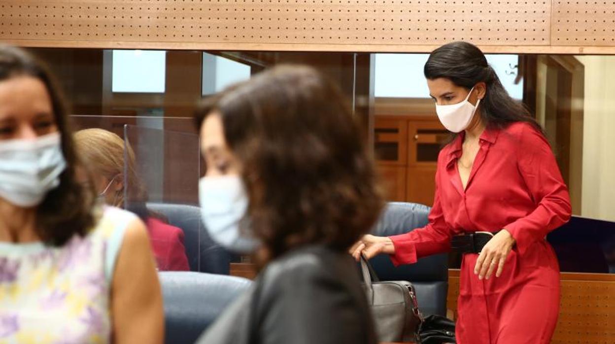 La portavoz de Vox, Rocío Monasterio, tras la presidenta Ayuso en la Asamblea de Madrid