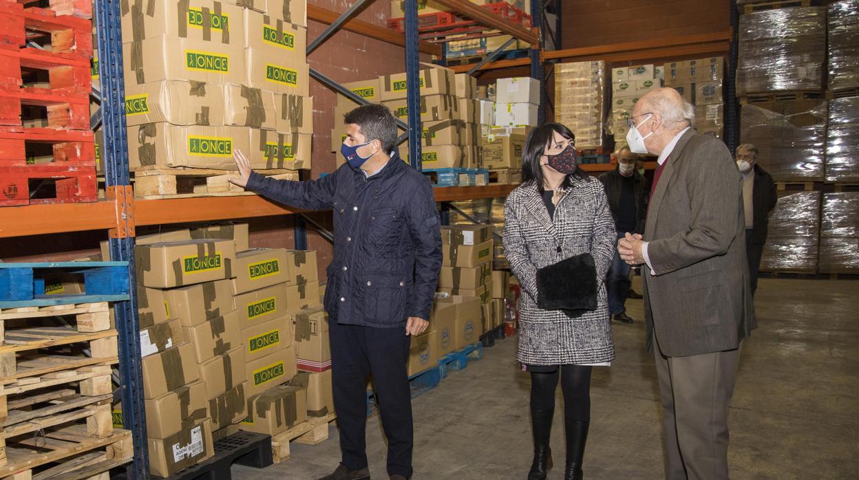 Imagen del presidente de la Diputación de Alicante visitando el Banco de Alimentos