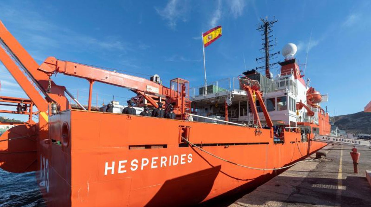 El Hespérides, antes de partir del puerto de Cartagena