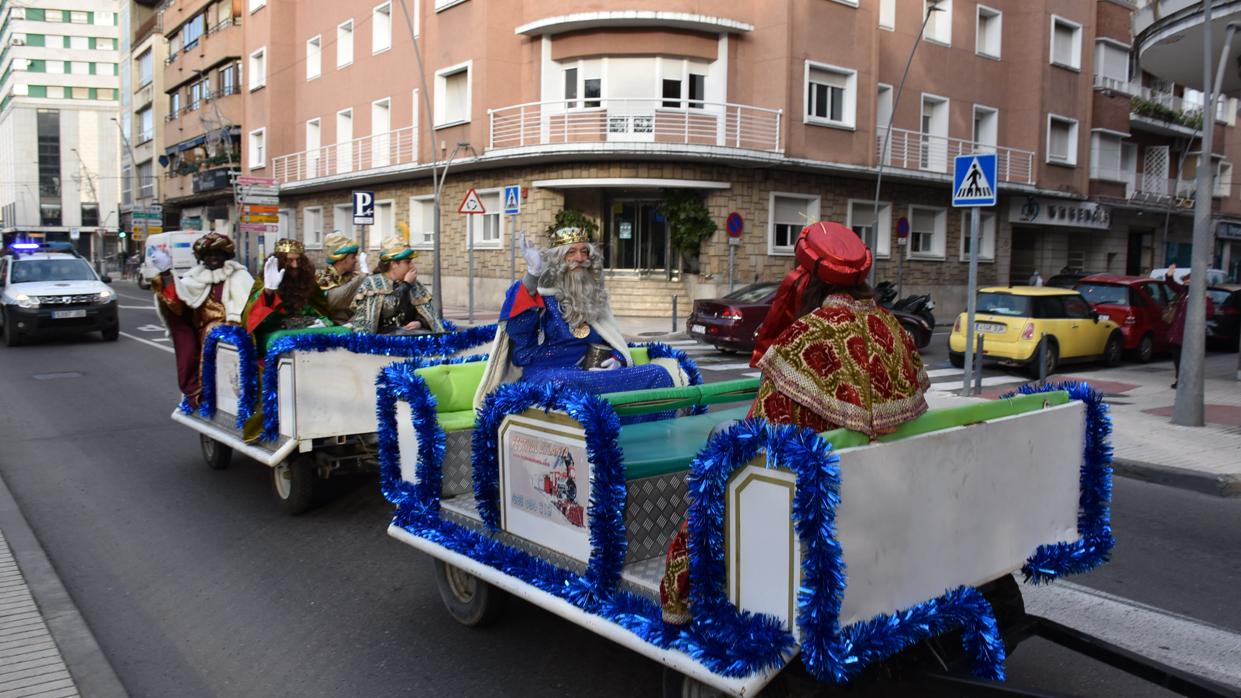 Los Magos de Oriente montados en un trenecito pasean por las calles de Talavera