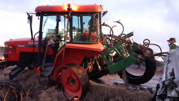 Muere un hombre de 75 años tras el choque de un coche con un tractor en Valdepeñas