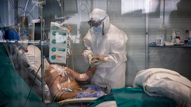 Las UCI repiten la tragedia del confinamiento en Valencia: «Nos da miedo no poder atender a todos los pacientes»