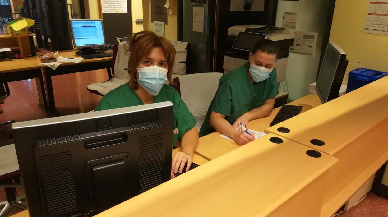 A la izquierda Inés Lobeira, junto a otra enfermera, en su puesto de trabajo