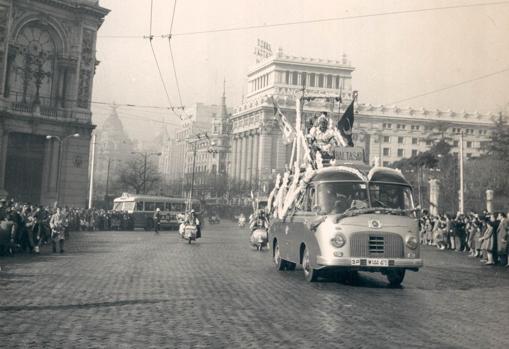 Tras dejar atrás los caballos y los camellos, los Reyes se motorizaron en 1957 y surcaron la calle de Alcalá sobre furgonetas engalanadas