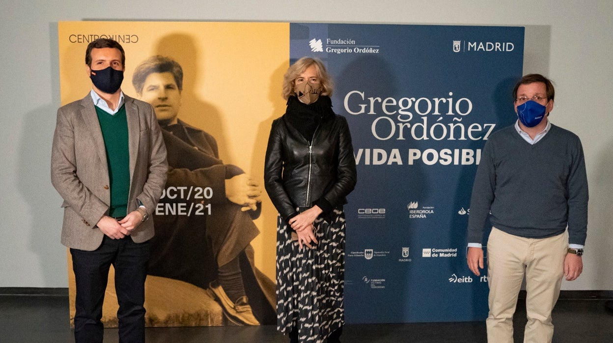 Pablo Casado, con Ana Iríbar y José Luis Martínez-Almeida, en la exposición sobre Gregorio Ordóñez