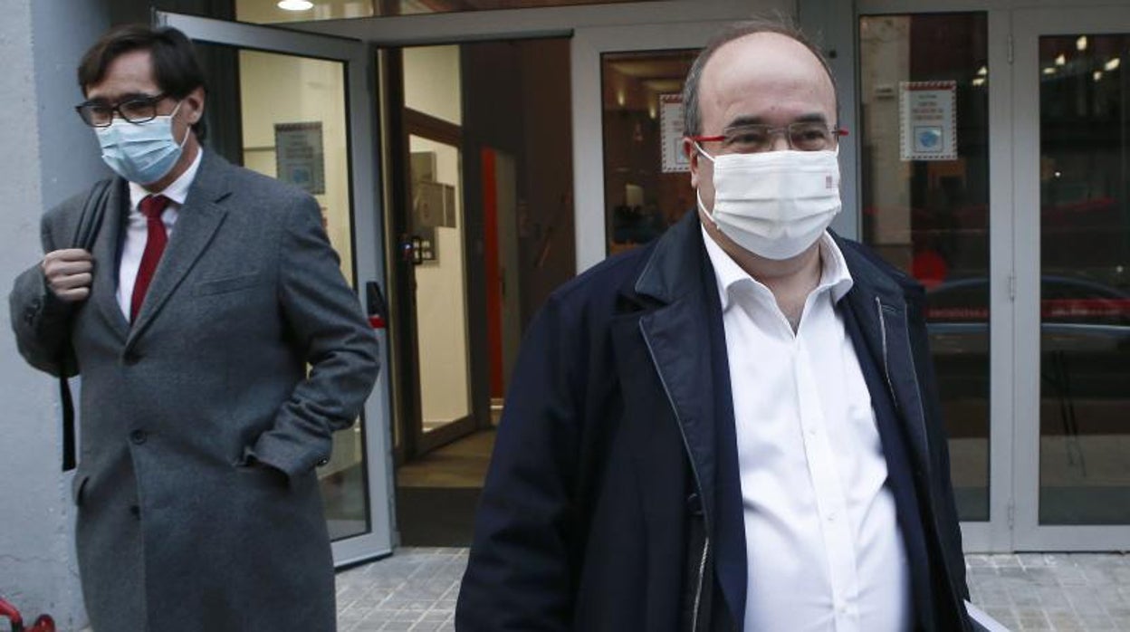 El ministro de Sanidad y secretario de organización del PSC, Salvador Illa (i), acompañado del secretario general del PSC, Miquel Iceta (d), esta semana en la sede del partido en Barcelona