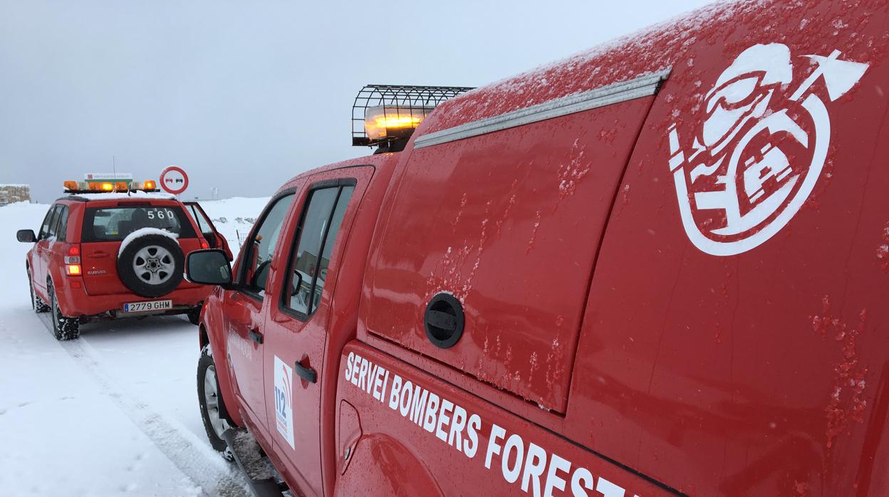 Imagen de vehículos de bomberos forestales en la nieve