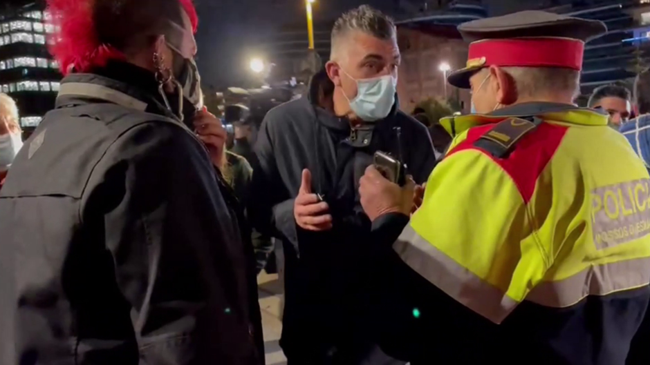 Tensión en la protesta contra la agresión al joven de Barcelona: "Están utilizando a un crío"