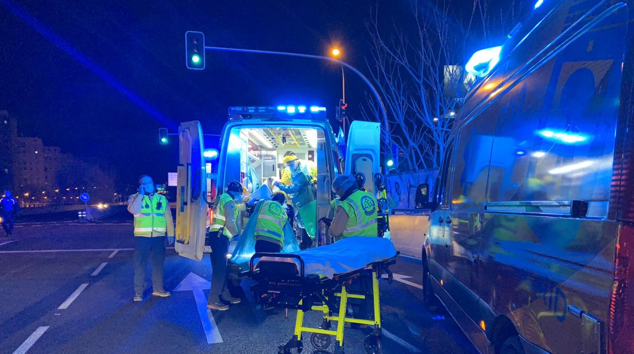 Un equipo de Emergencias atiende a un herido en un accidente de tráfico