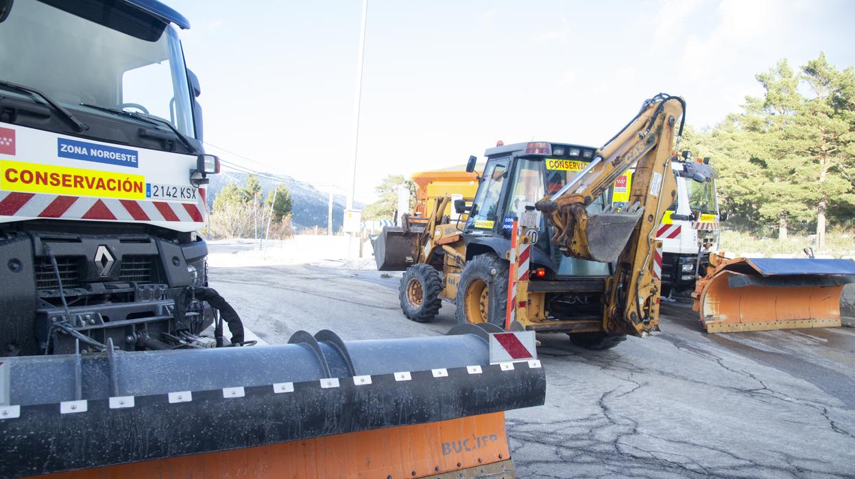 Dos quitanieves y una retroexcavadora, preparadas para el temporal de nieve que se espera mañana