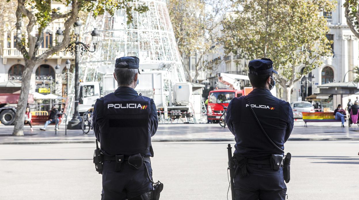 Dos agentes de la Policía Nacional