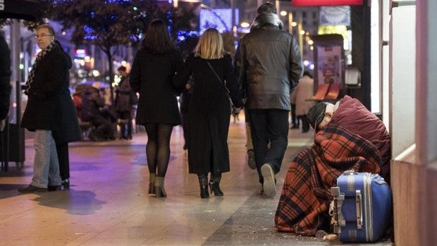 Un centenar de camas más en pensiones para las personas sin hogar de Madrid ante el temporal