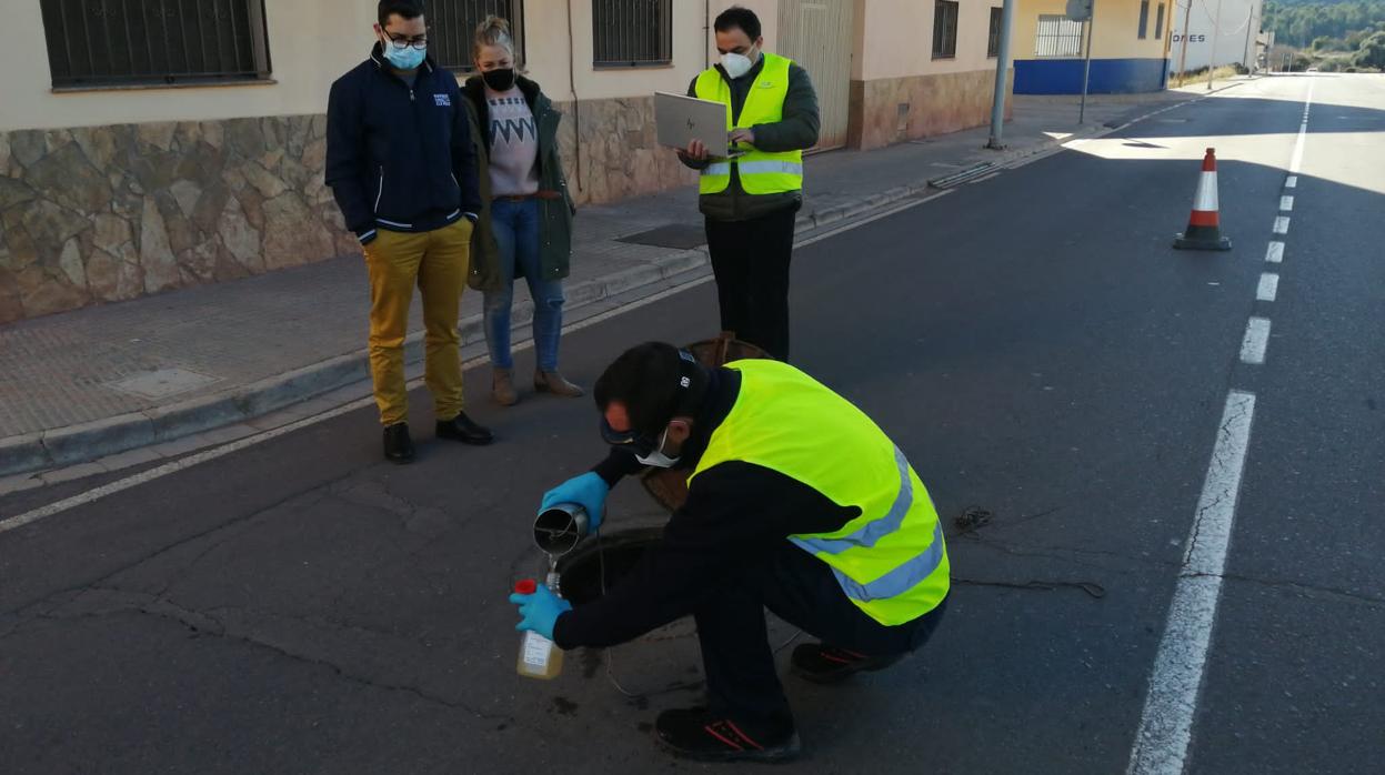 Toma de muestras de agua en las alcantarillas de L'Alcora