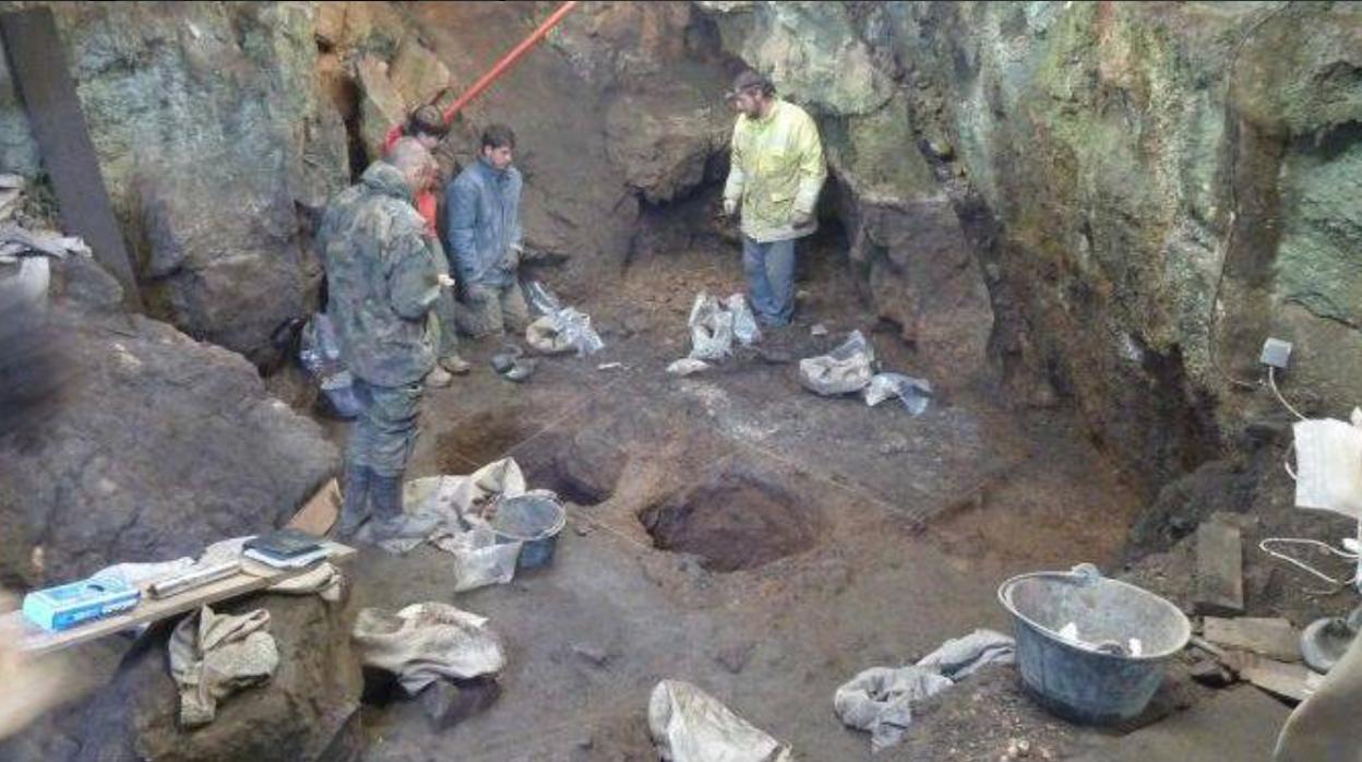 Arqueólgoos en la cueva de Els Trocs, en una imagen de archivo