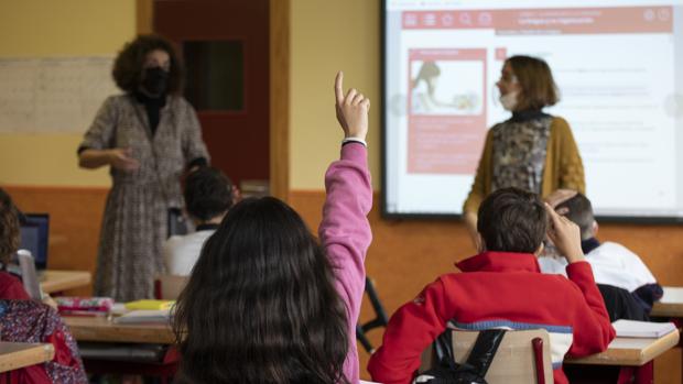 Castilla y León anima a los escolares a enviar una carta a Delibes para fomentar la escritura manual