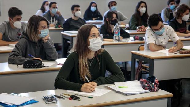 Restricciones en Valencia: los estudiantes critican las medidas en educación y exigen seguridad en los exámenes presenciales