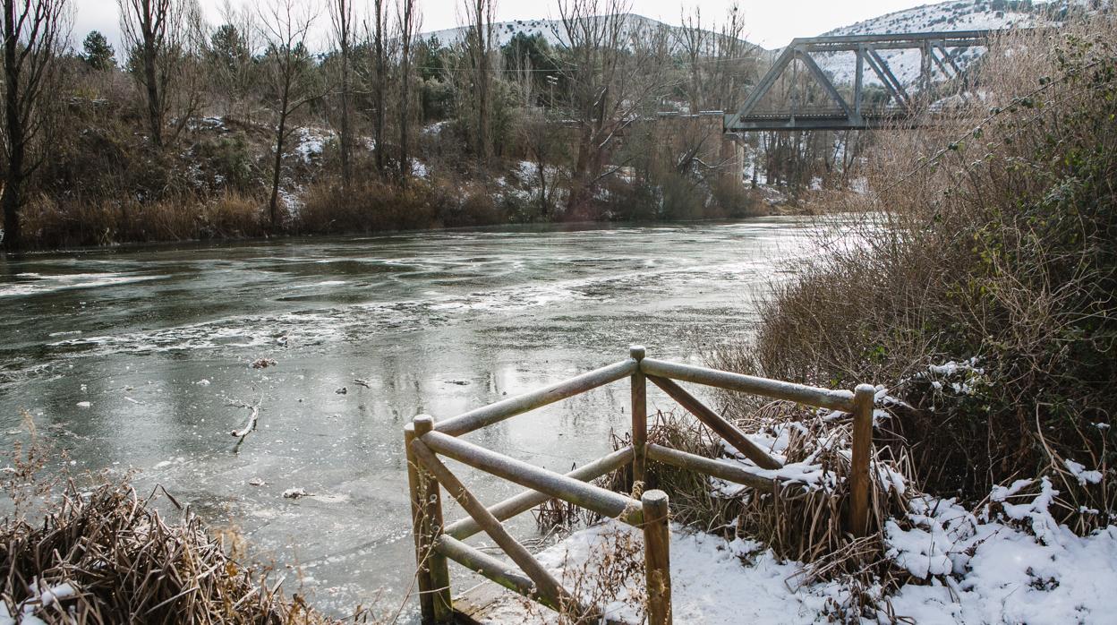 El río Duero se congela a su paso por Soria capital