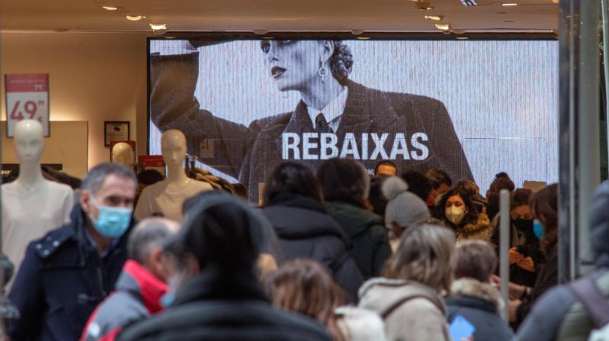 Compradores en el primer día de rebajas de Orense