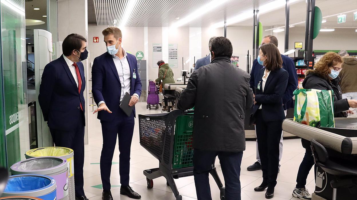 El consejero de Fomento y Medio Ambiente, Juan Carlos Suárez-Quiñones (izquierda) visita las instalaciones de Mercadona en León