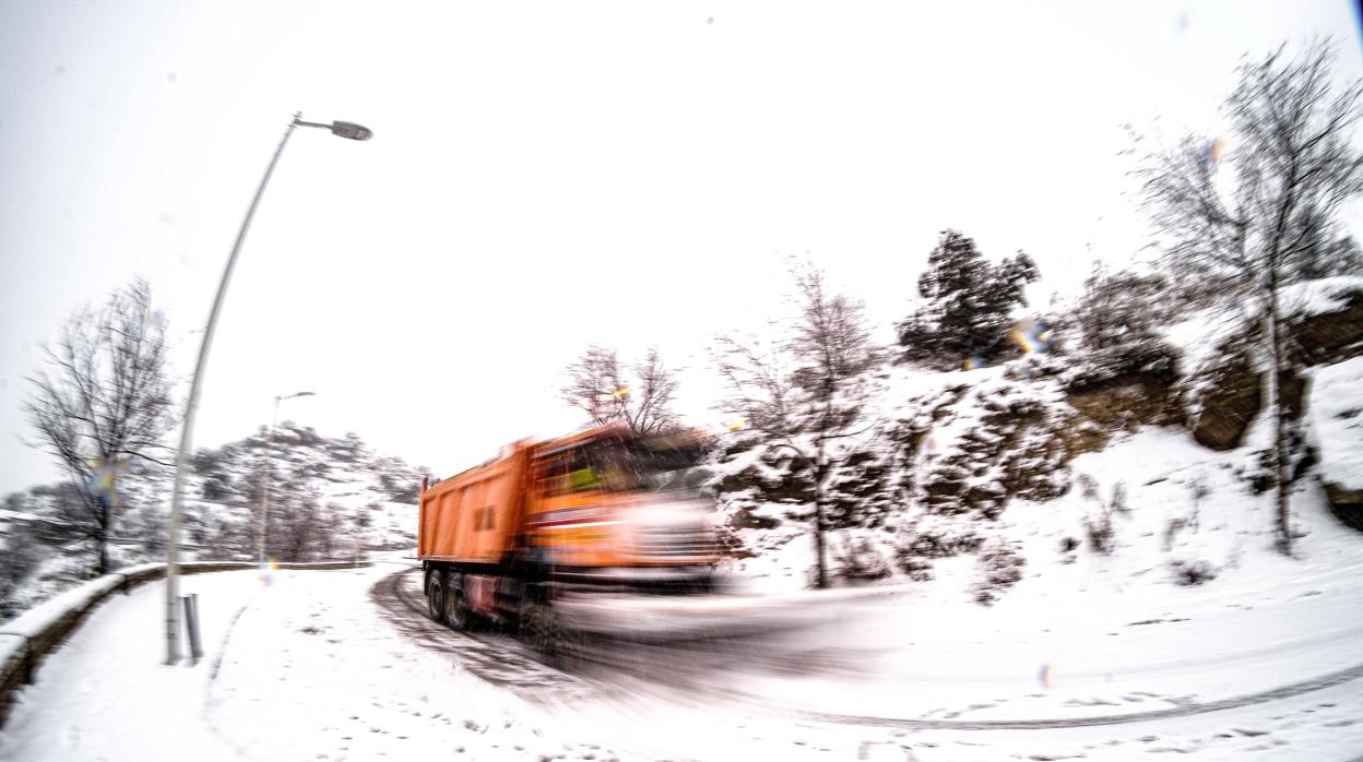 Una máquina quitanieves limpia una de las carreteras afectadas por la intensa nevada caída ayer en Toledo