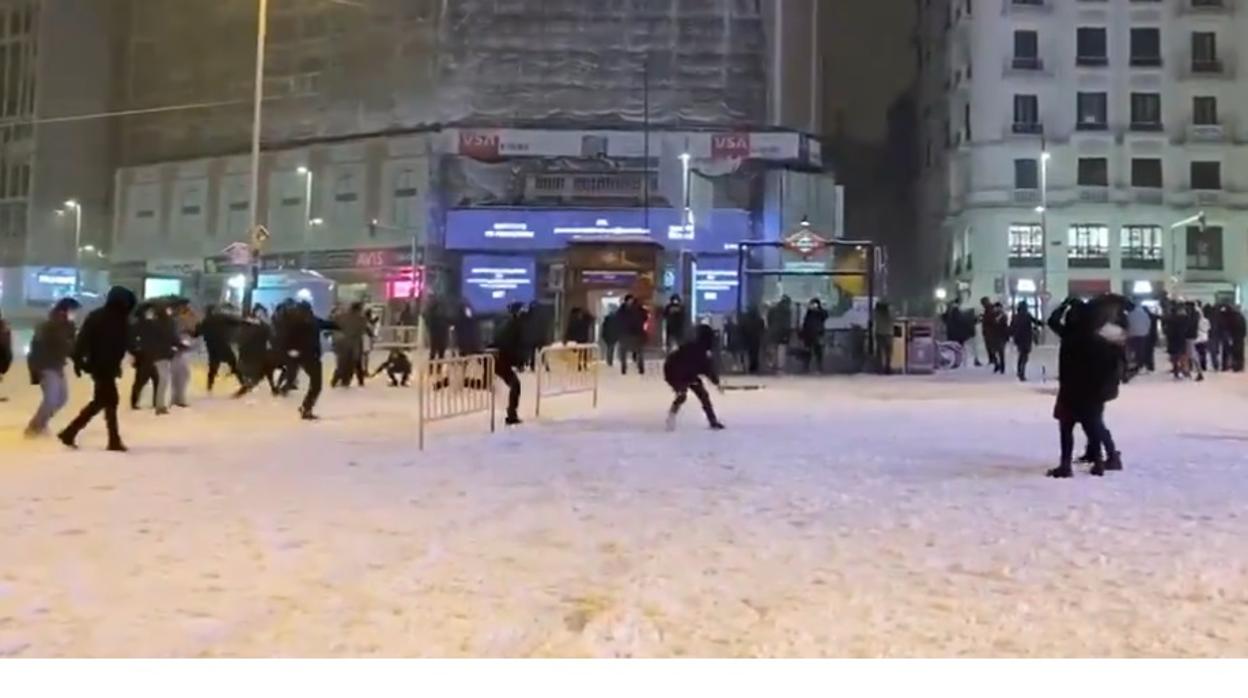 Un momento de la batalla de bolas de nieve, ya en la plaza del Callao