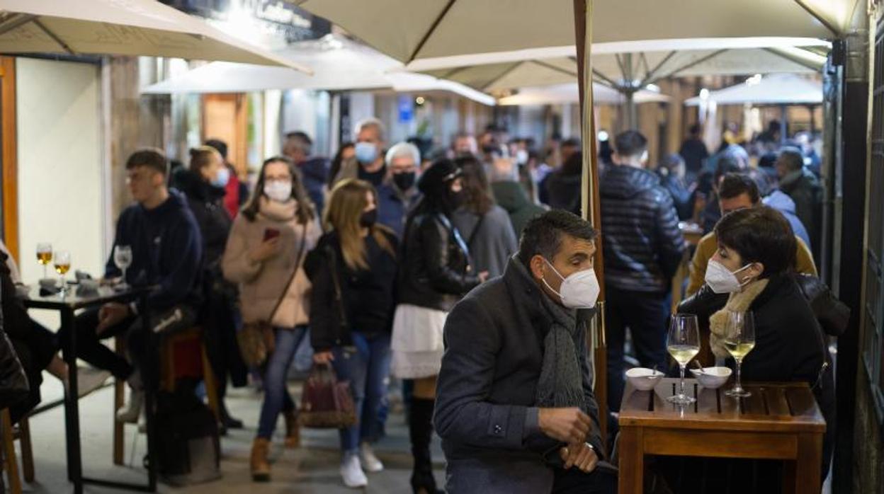 Ciudadanos en un bar de Lugo