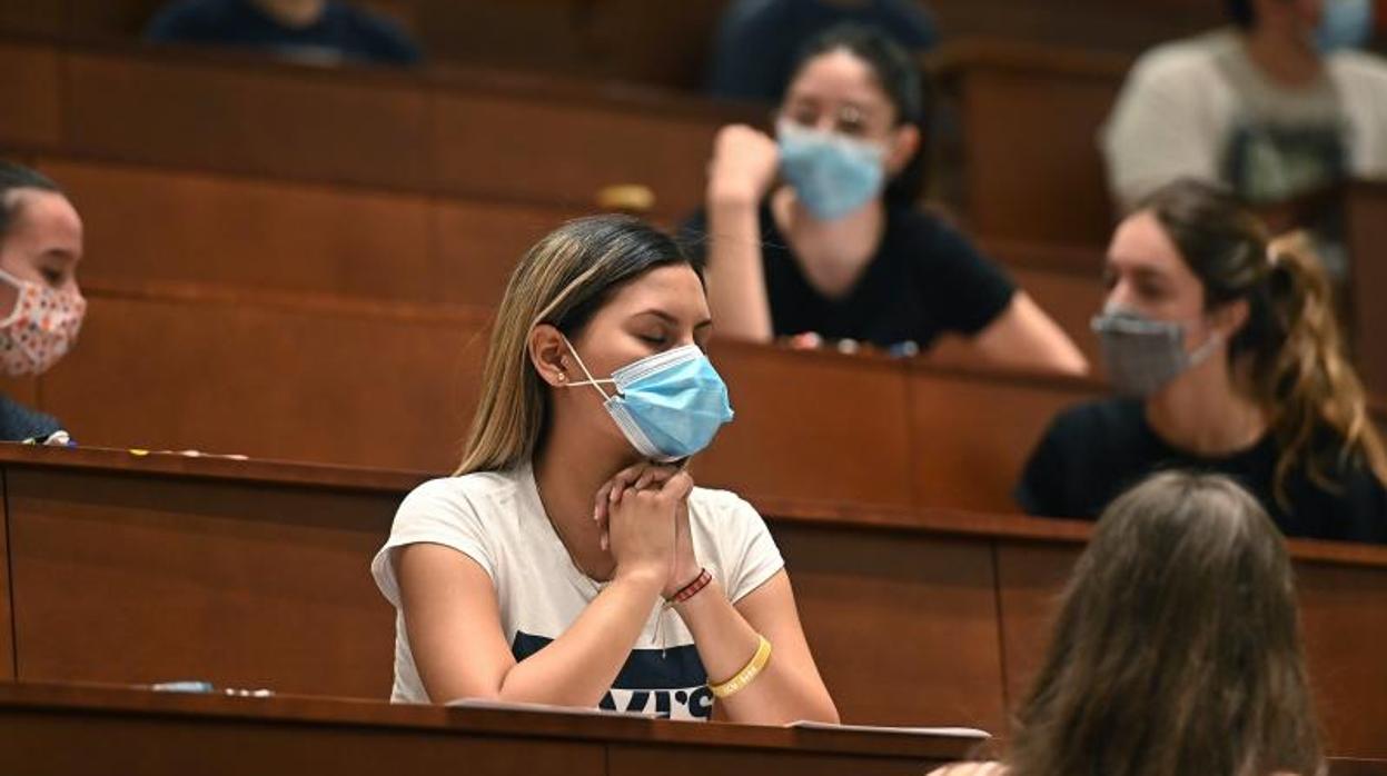 Una joven antes de un examen