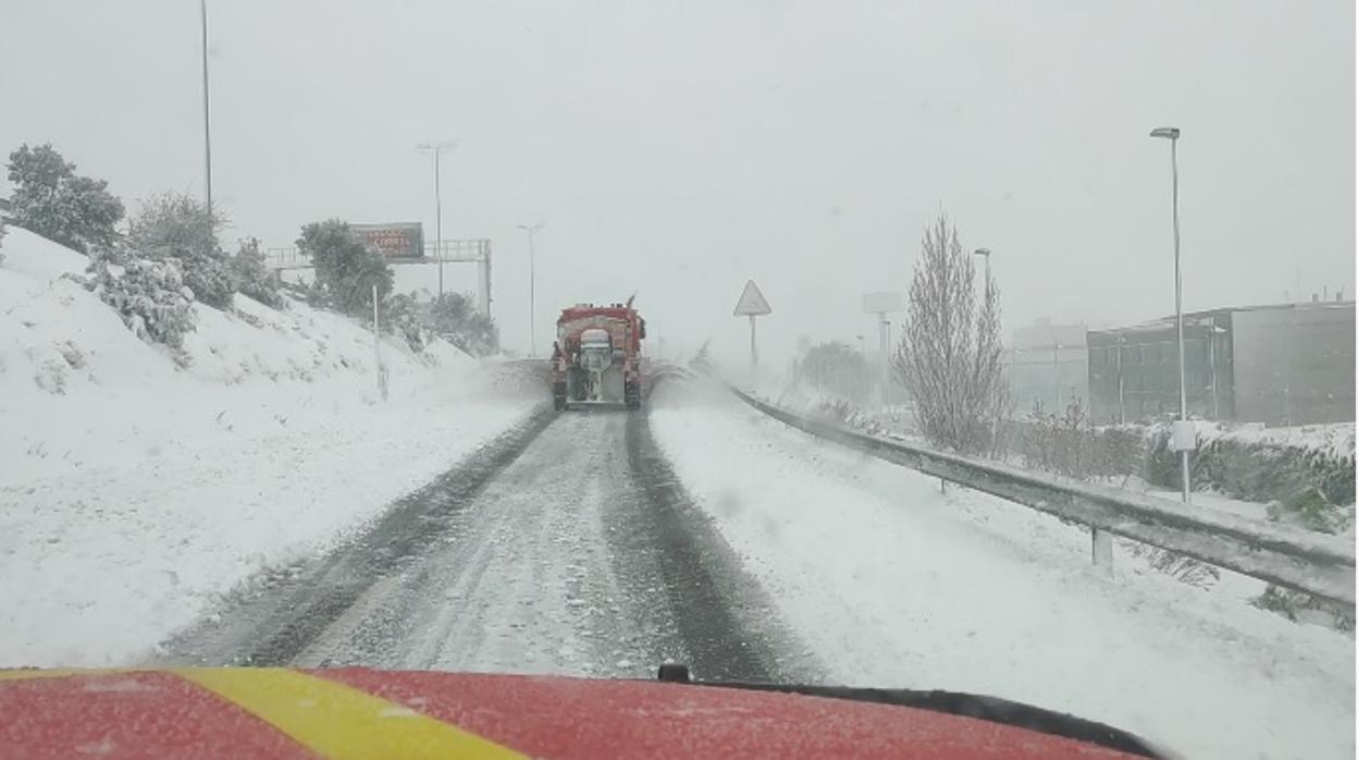 Vuelca una quitanieves en la A-62 y su conductor es trasladado al hospital