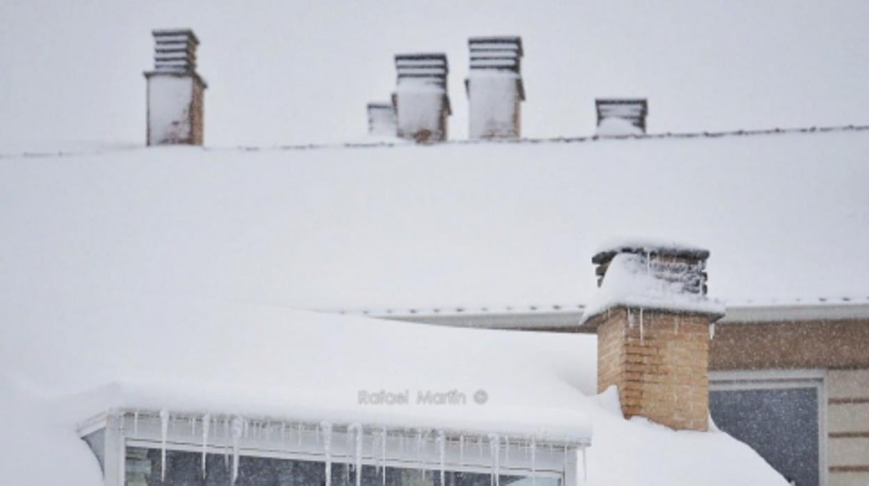 La acumulación de nieve en aleros y balcones entraña un peligro