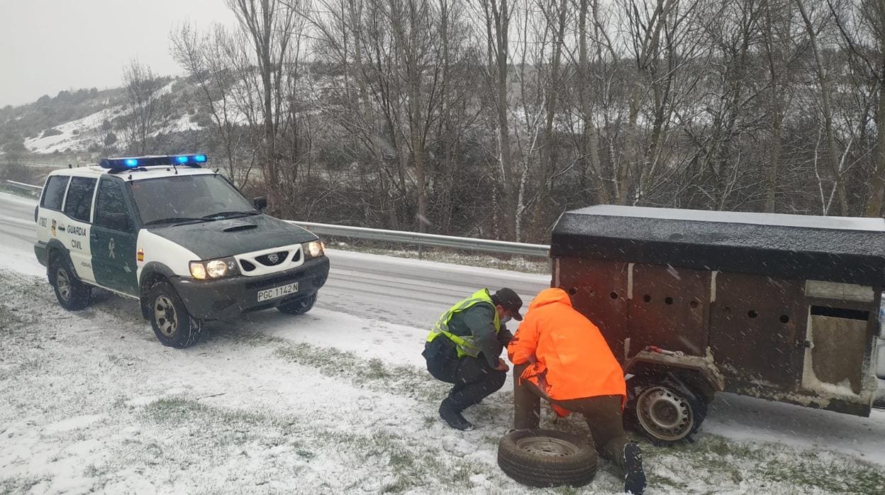 Guardia Civil ayudando a un conductor en una de las vías de Navarra afectadas por la borrasca Filomenta.
