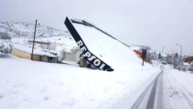 La acumulación de nieve vence el techado de una gasolinera en Priego (Cuenca)